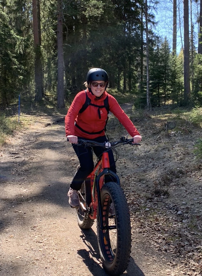 Johanna Raski-Kuittinen maastopyöräilemässä metsäpolulla